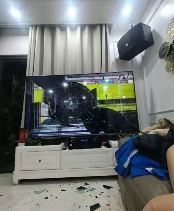 痛失106万巨奖！越南球员埋头跪地：0比3输中国队后 越南球迷怒砸电视机