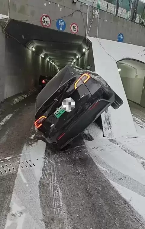 南京暴雪致交通瘫痪 出行考验暴露应急短板