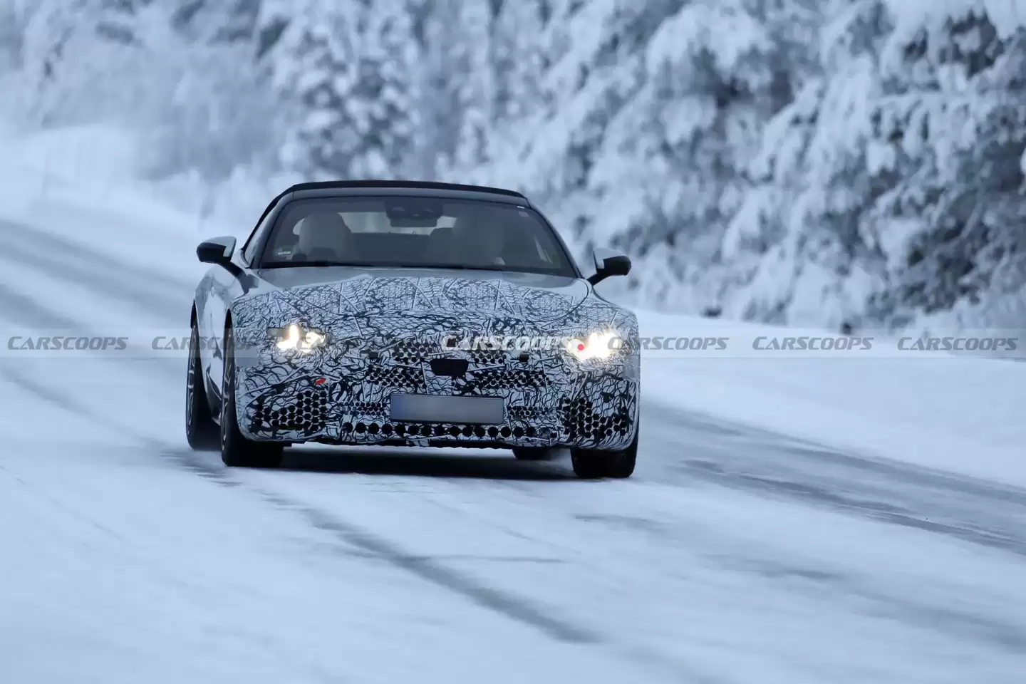 奔驰 AMG SL 改款路测图曝光,换装三叉星大灯与巨型格栅