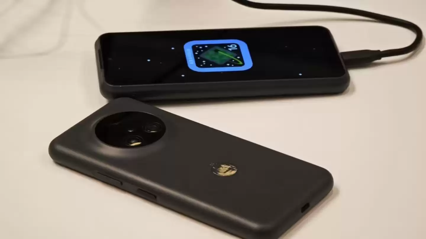 或为Surface Phone铺路!制造商推出Win11/安卓/Debian Linux三系统手机,配WP风格界面