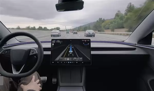 全球首款自动驾驶专属保险上线：特斯拉FSD里程保费五折