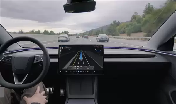 美国特斯拉保费减半：前提是让FSD开