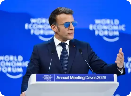 马克龙疑眼毛细血管破裂 佩戴同款飞行员太阳镜受网友热捧 