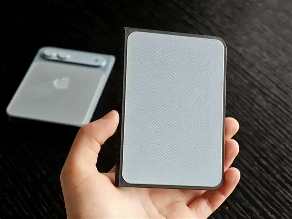 苹果首款折叠屏蓄势待发 iPhone Fold模型上手