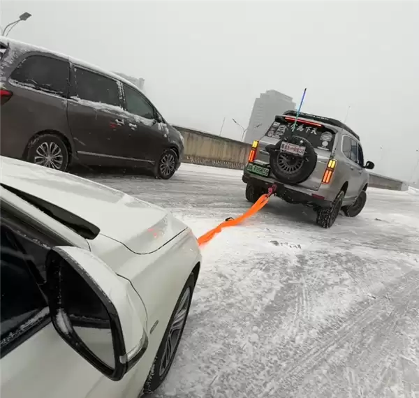 武汉大雪致高架上几十辆车趴窝 坦克500单车救援获全网点赞