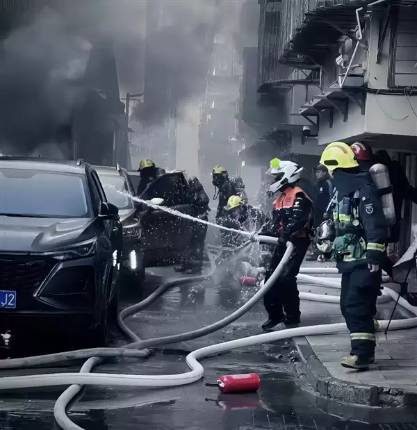 宁波外卖小哥救火视频获百万点赞:把消防员的活都干完了