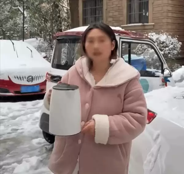 女子热水浇车实测除冰，为省事毁他人车辆引众怒