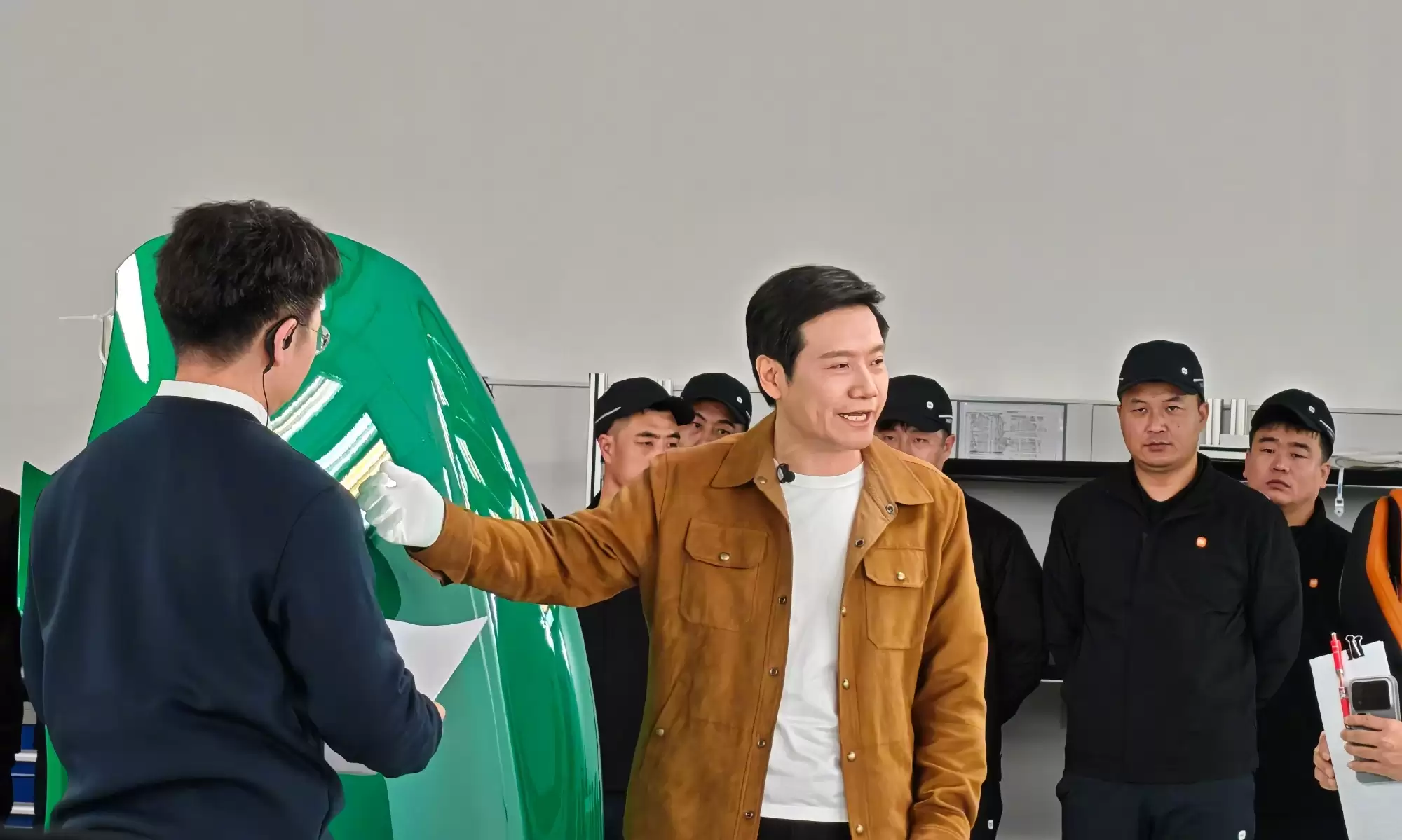 雷军直播现场拆小米YU7！呼吁大家说公道话，别找茬