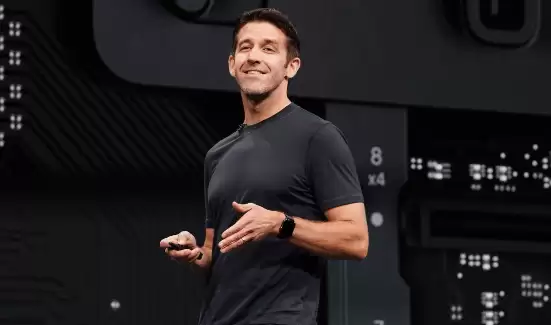 苹果市值跃升四万亿，库克精心布局接班人