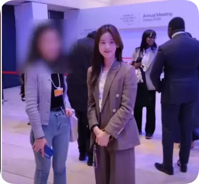 刘强东章泽天手牵手出席冬季达沃斯年会 现身特朗普演讲现场 