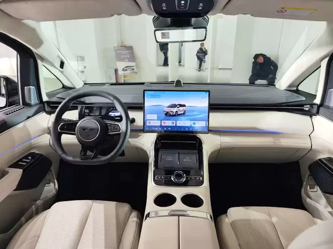 满配旗舰MPV三排平权 银河V900上市限时26.98万起