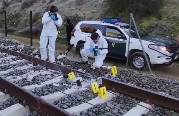 西班牙高铁事故调查报告公布：列车脱轨前车轨已断裂