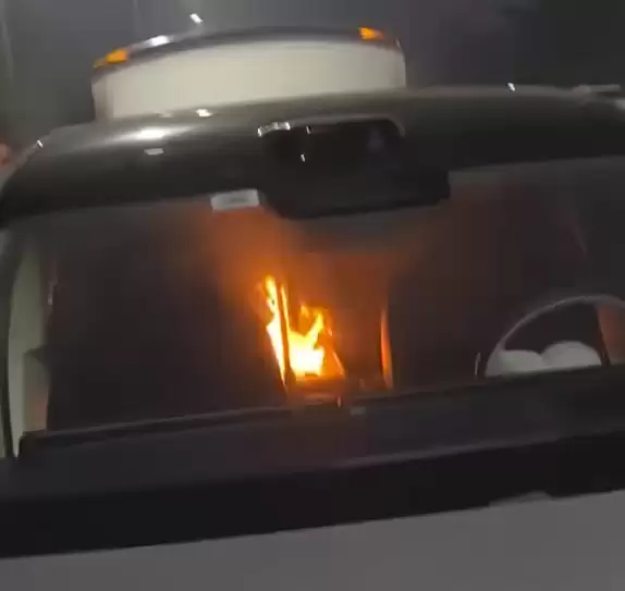 尊界S800起火事件当事人发声：防风机被挤压后持续燃烧10分钟