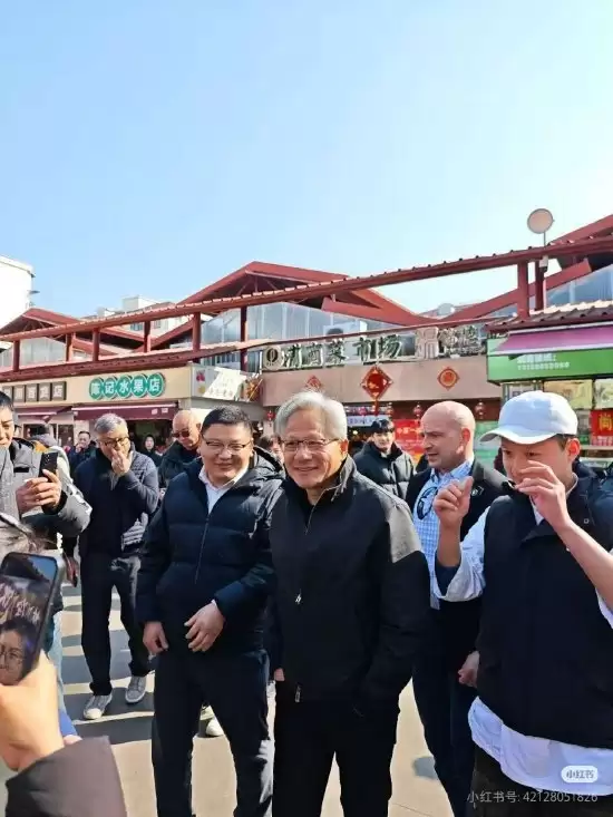黄仁勋2026年首度来华 现身上海陆家嘴锦德市场 沉浸式体验市井风俗