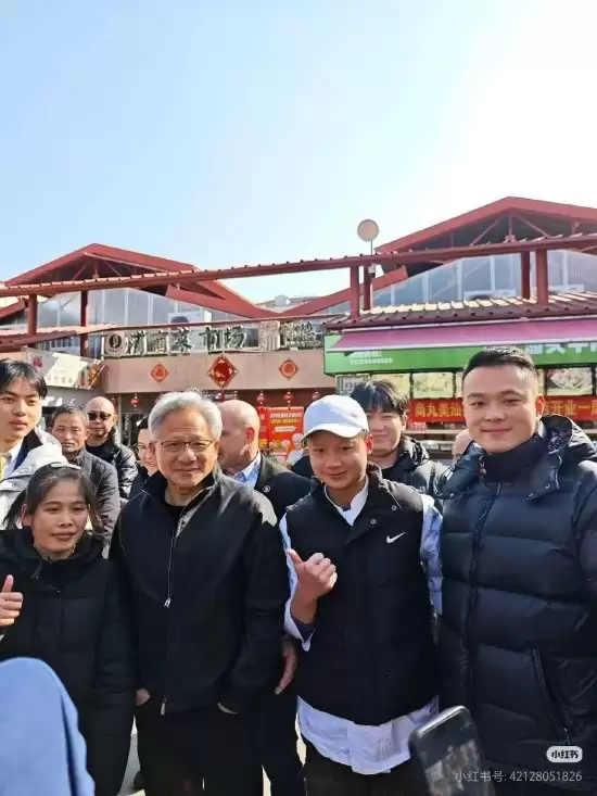黄仁勋2026年首度来华 现身上海陆家嘴锦德市场 沉浸式体验市井风俗