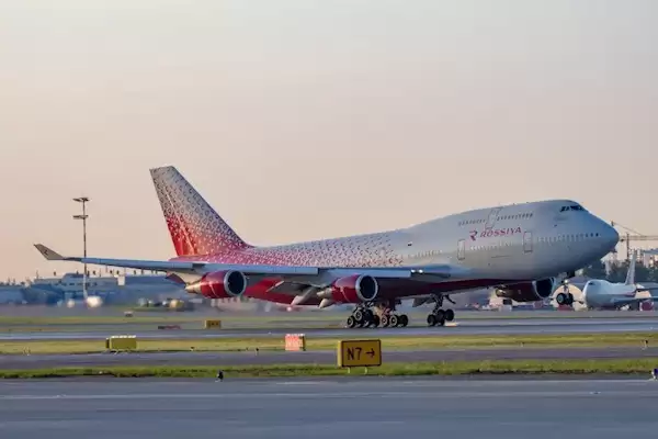 一波音747-400客机起飞时引擎故障 推力失衡致飞机冲出跑道