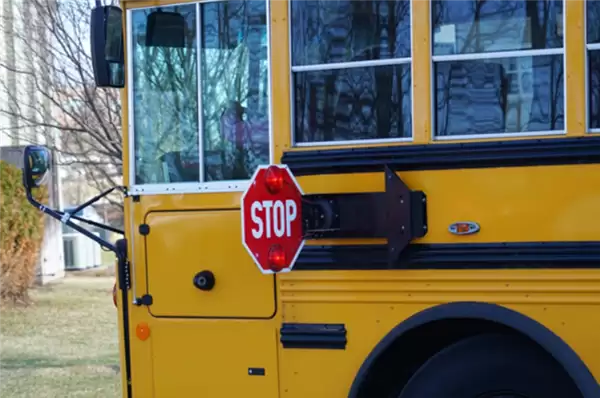 搞不定校车难题！Waymo自动驾驶再次因非法超车被调查