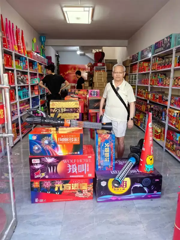 老爸撞脸黄仁勋 韩路:知道我为什么显卡多了吧