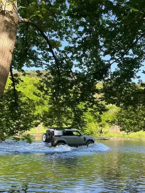 越野涉水驾驶全指南：水深判断、挡位选择与安全操作要点