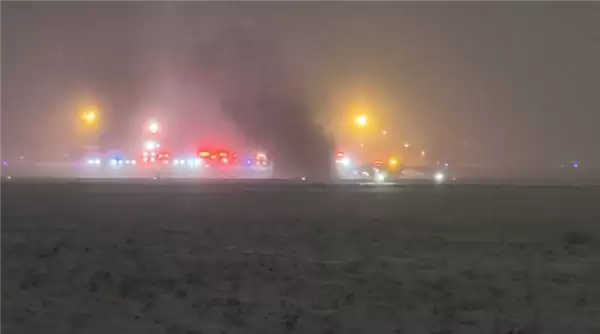 美国一私人飞机起飞时在机场坠毁 机上载有8人