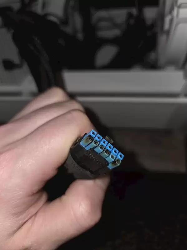 真心没法用！蓝宝石RX 9070 XT 16针供电接口烧了7个