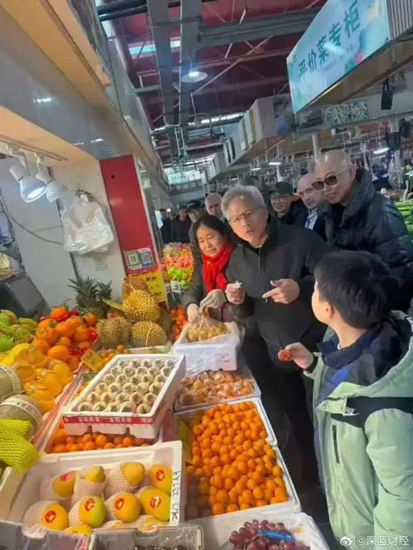 老爸撞脸黄仁勋 韩路:知道我为什么显卡多了吧