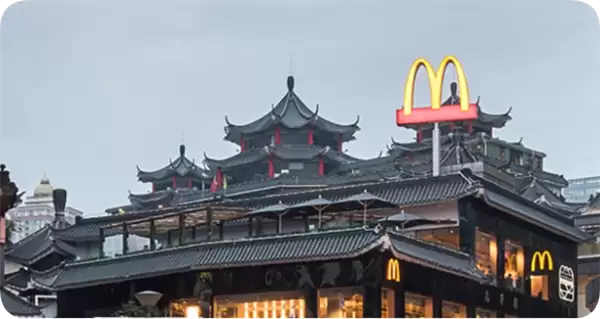 麦当劳店员被拍手伸进麦乐鸡盒玩手机 门店回应:已扔掉纸盒重新消毒