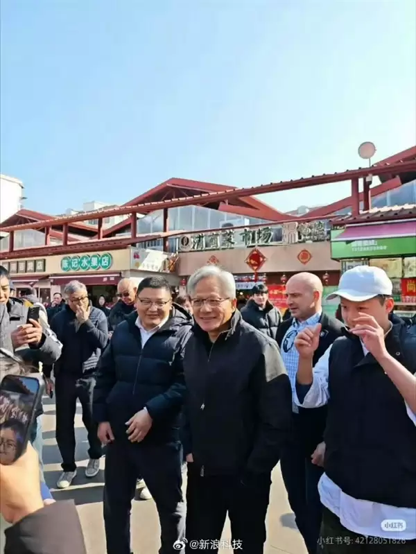 老爸撞脸黄仁勋 韩路:知道我为什么显卡多了吧