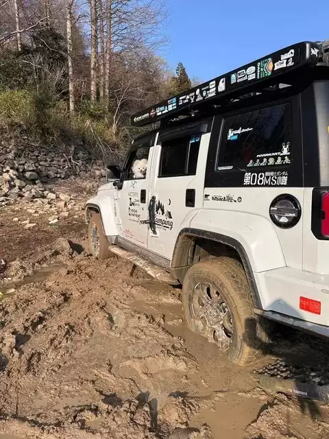 越野泥地脱困全攻略：科学操作+防滑技巧+应急处置