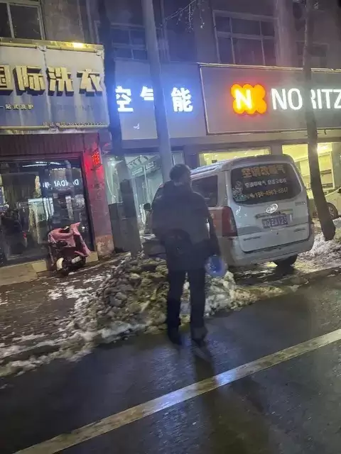 五菱之光紧急避让闯入电动车，全家惊魂一刻化险为夷