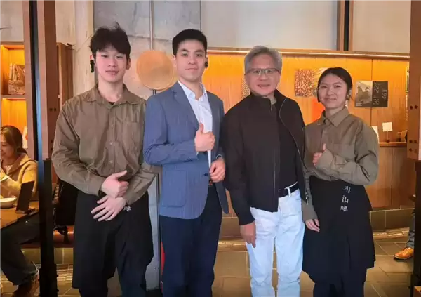 黄仁勋现身上海北京:一路吃、喝、逛、买