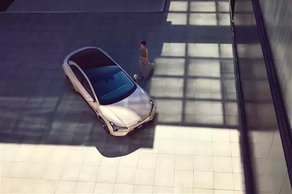 截至2025年底全国新能源汽车保有量达4397万辆，十年增长365倍