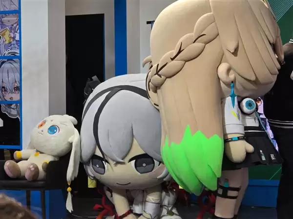 韩国玩家挑战《鸣潮》吉祥物椿：比赛掰手腕没曾想直接骨折！