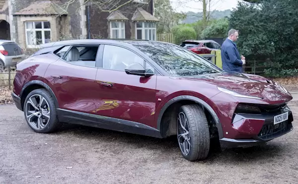 英国国王自购的新车到了 全部用中国零部件组装而成