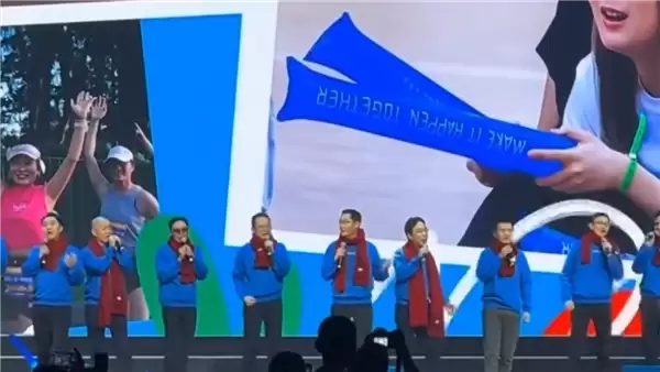 马化腾领唱“冲冲冲” 系红围脖丢公仔