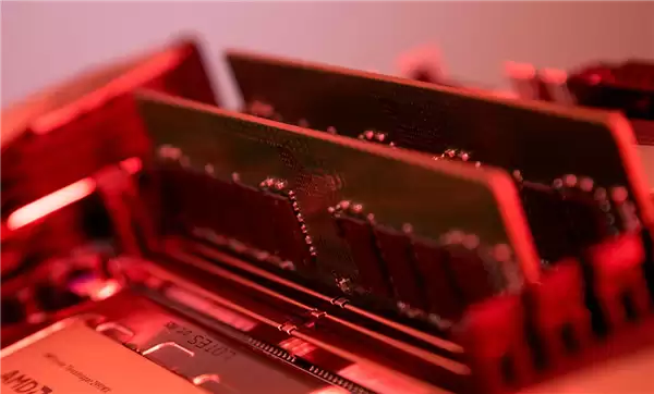 DDR4内存价格飙升19倍,AI驱动产能转向致供需失衡