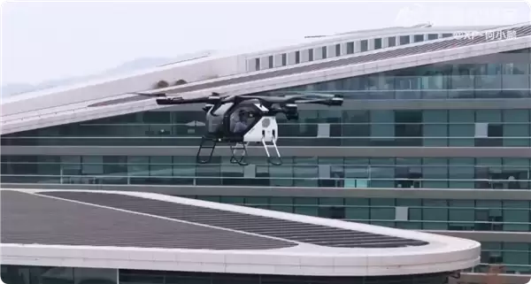 年会名场面！何小鹏坐飞行汽车降落年会现场 高颜值美女司机全程护航