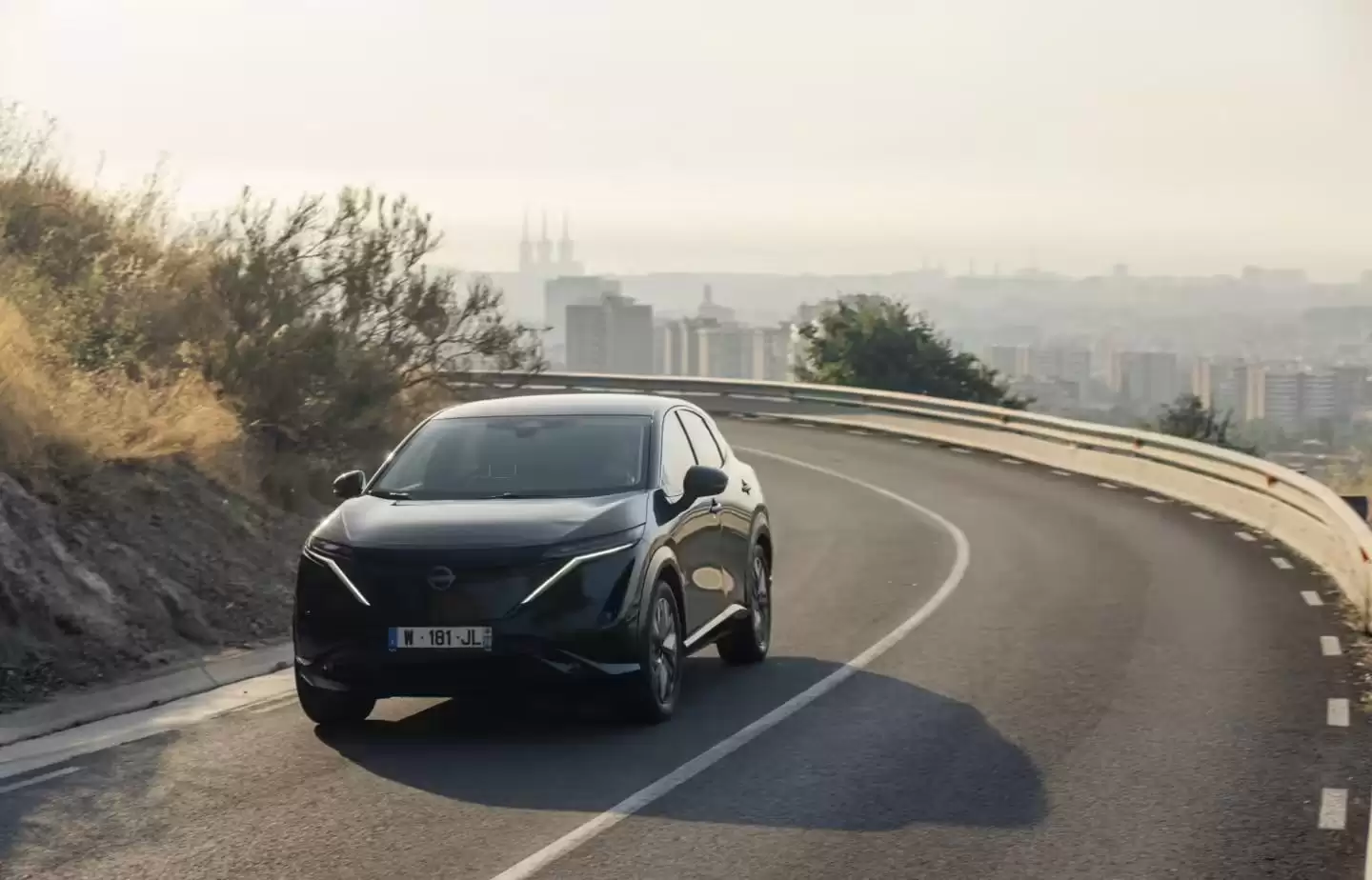 日产公布Ariya艾睿雅概念原型车:集成光伏太阳能板,靠“晒太阳”每天最高可新增23公里续航