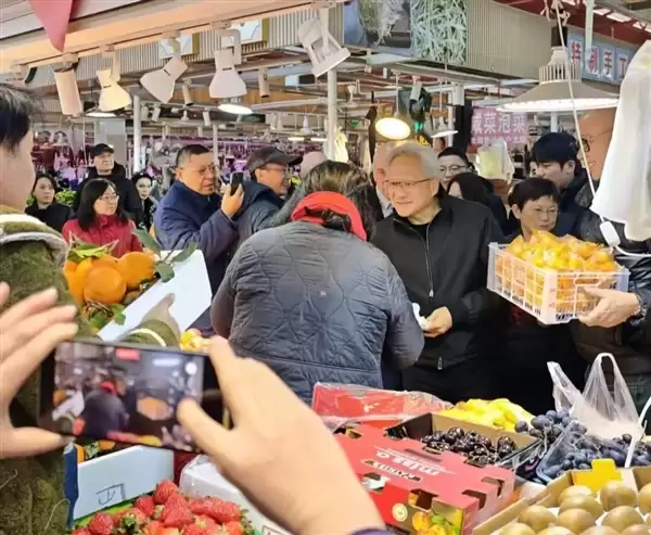 会做生意！饭店老板在桌上放牌子：英伟达CEO千亿富豪黄仁勋坐过的位置