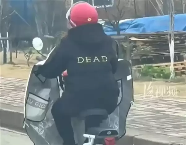 小伙提醒大妈衣服上英文单词不合适引热议 画面尬死:网友吐槽商家太坏