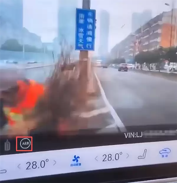 曝某智能辅助驾驶车辆径直冲向环卫工人:无视交规变道 画面诡异