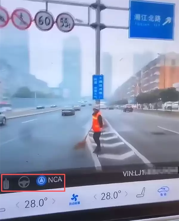 曝某智能辅助驾驶车辆径直冲向环卫工人:无视交规变道 画面诡异