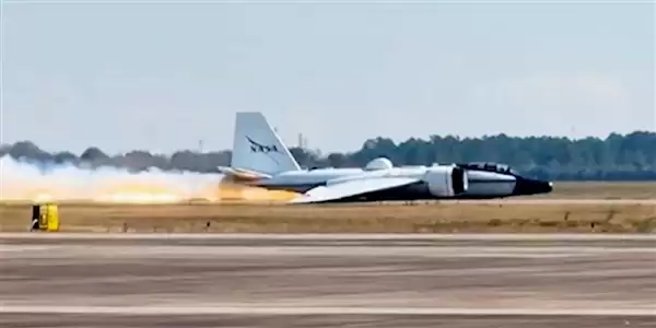NASA一科研飞机故障 未放起落架机腹着陆!现场视频公布