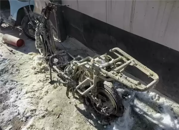 未充电也自燃:北京一小区二手电动车突发起火 汽修厂员工仗义扑救