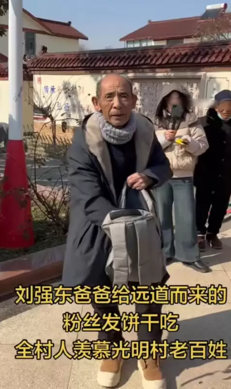刘强东父母回光明村过年:穿儿媳买的大衣很朴实
