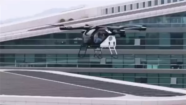 小鹏陆地航母飞行汽车量产在即，何小鹏乘其空中亮相年度盛会