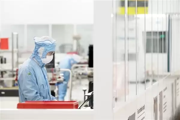 光刻机巨头ASML晒出2025成绩单：全年净销售额327亿欧元！净利近百亿