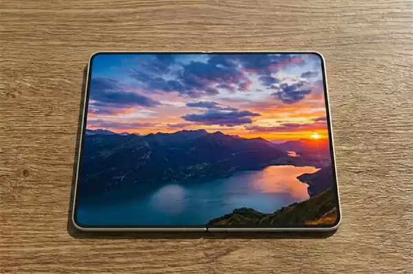 三星全新折叠屏来了:屏幕比例神似iPhone Fold 对标苹果