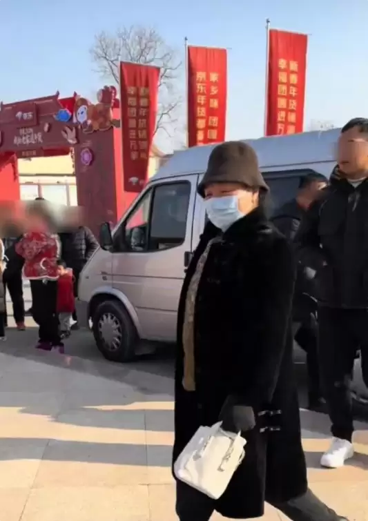 刘强东父母回光明村过年:穿儿媳买的大衣很朴实