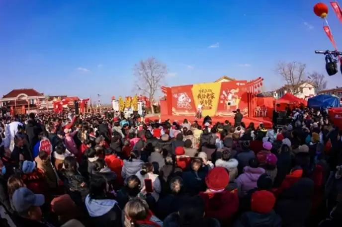 刘强东第十二年回乡办村晚：百米车队送年货，父母温情助阵暖人心